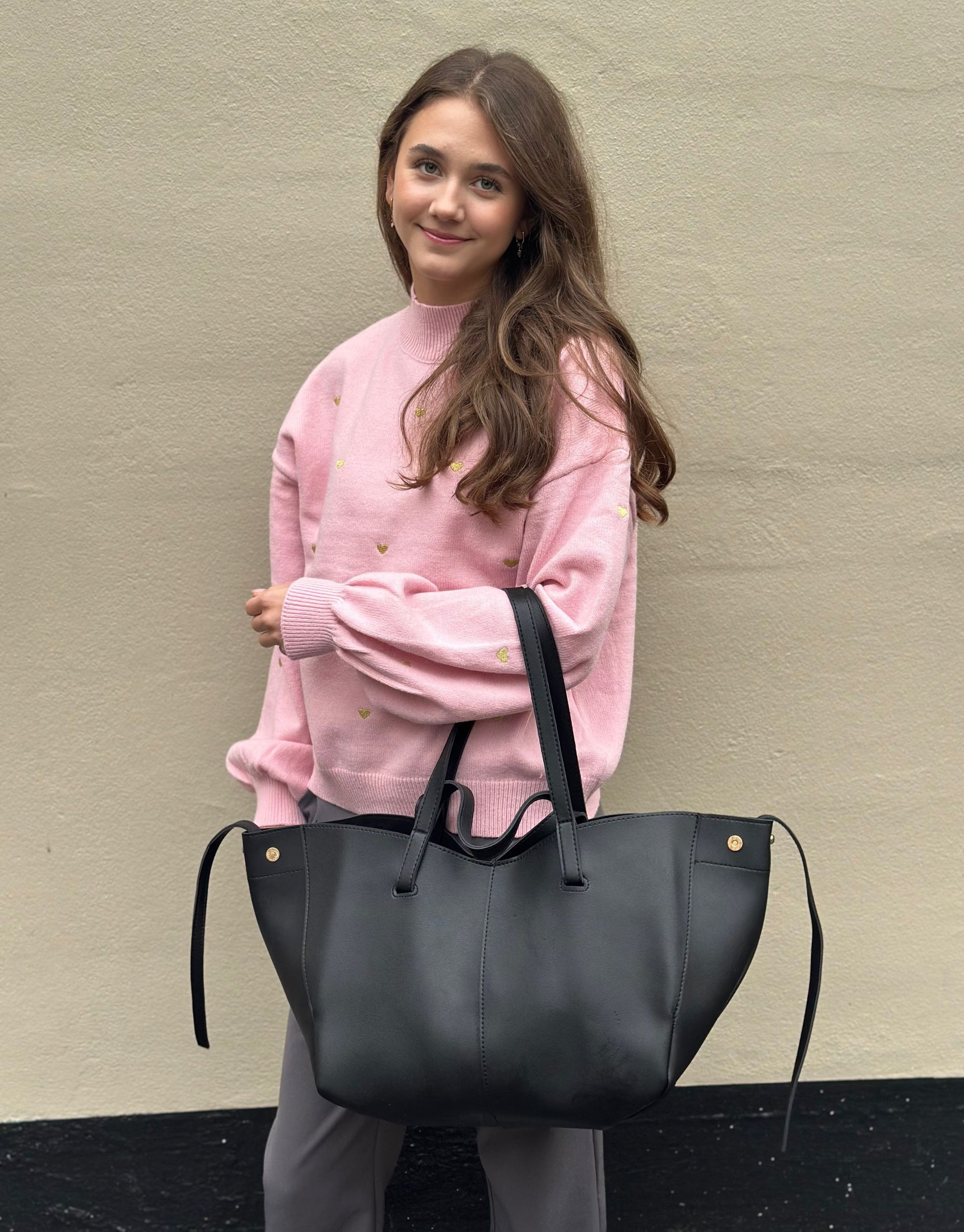 Vores smukke Elena taske er den perfekte hverdagstaske, da den både kan bruges til skolebrug samt indeholde alt det nødvendige.