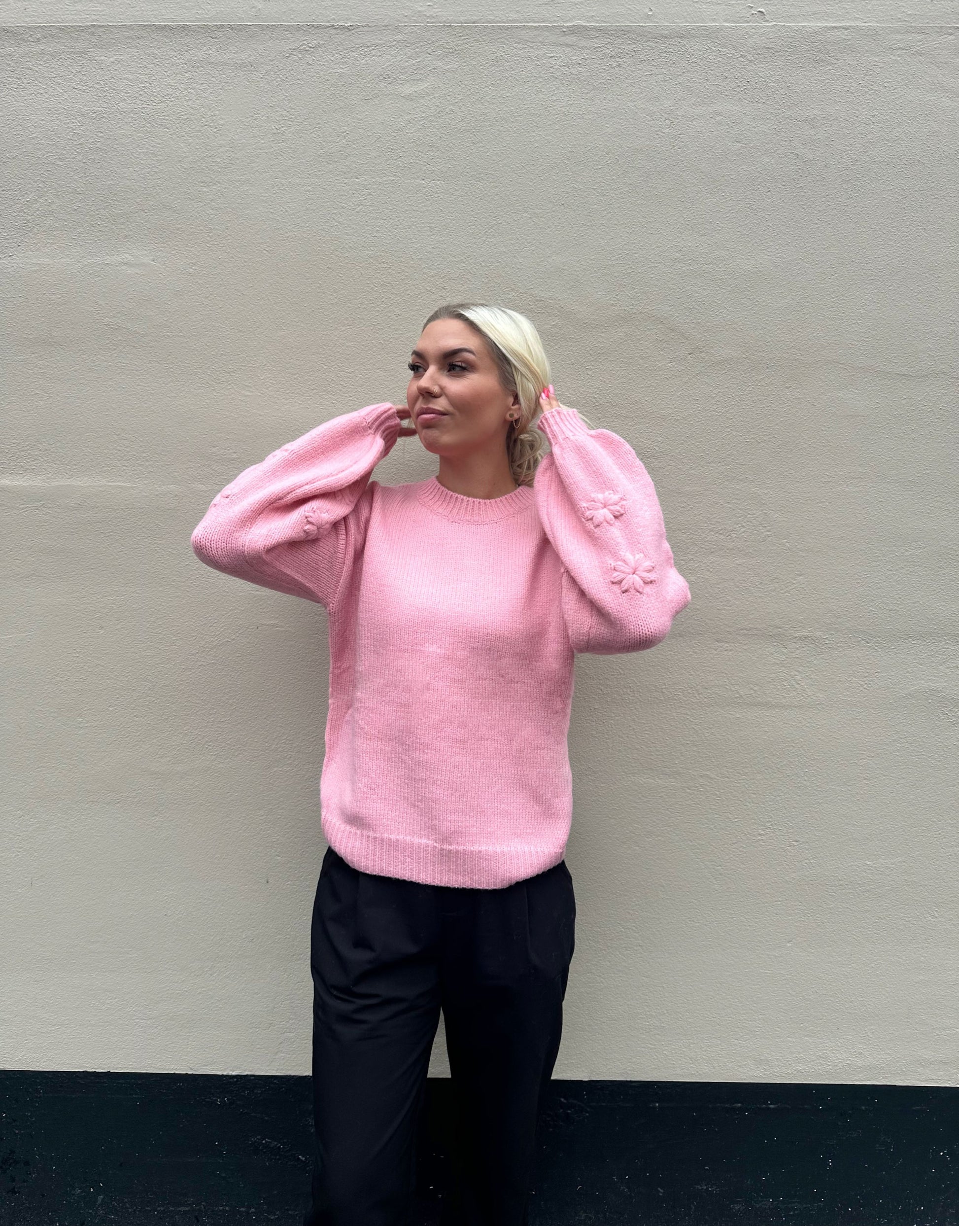 Smuk striktøje i lyserød med de fineste blomster detaljer på ærmerne.