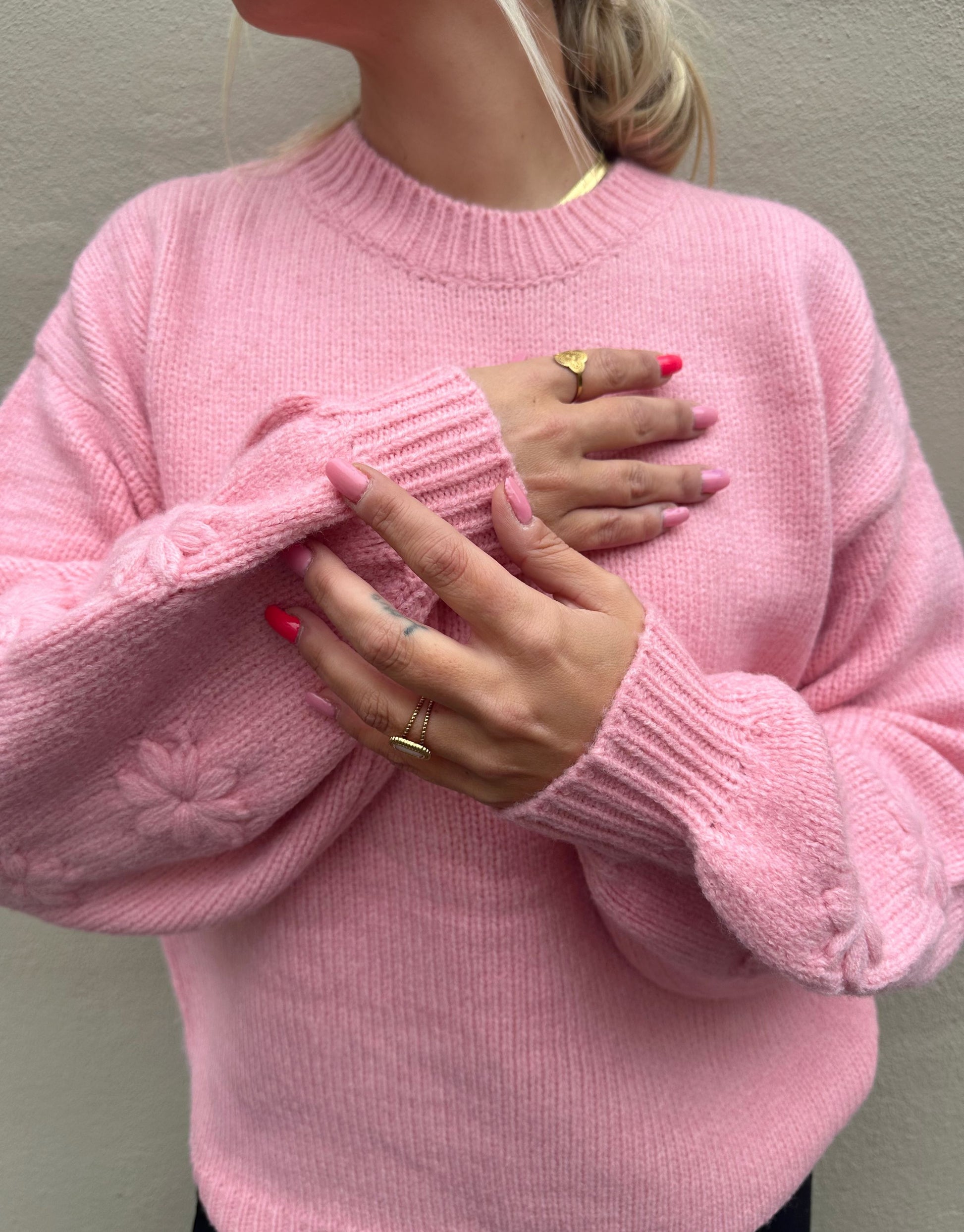 Smuk striktøje i lyserød med de fineste blomster detaljer på ærmerne.