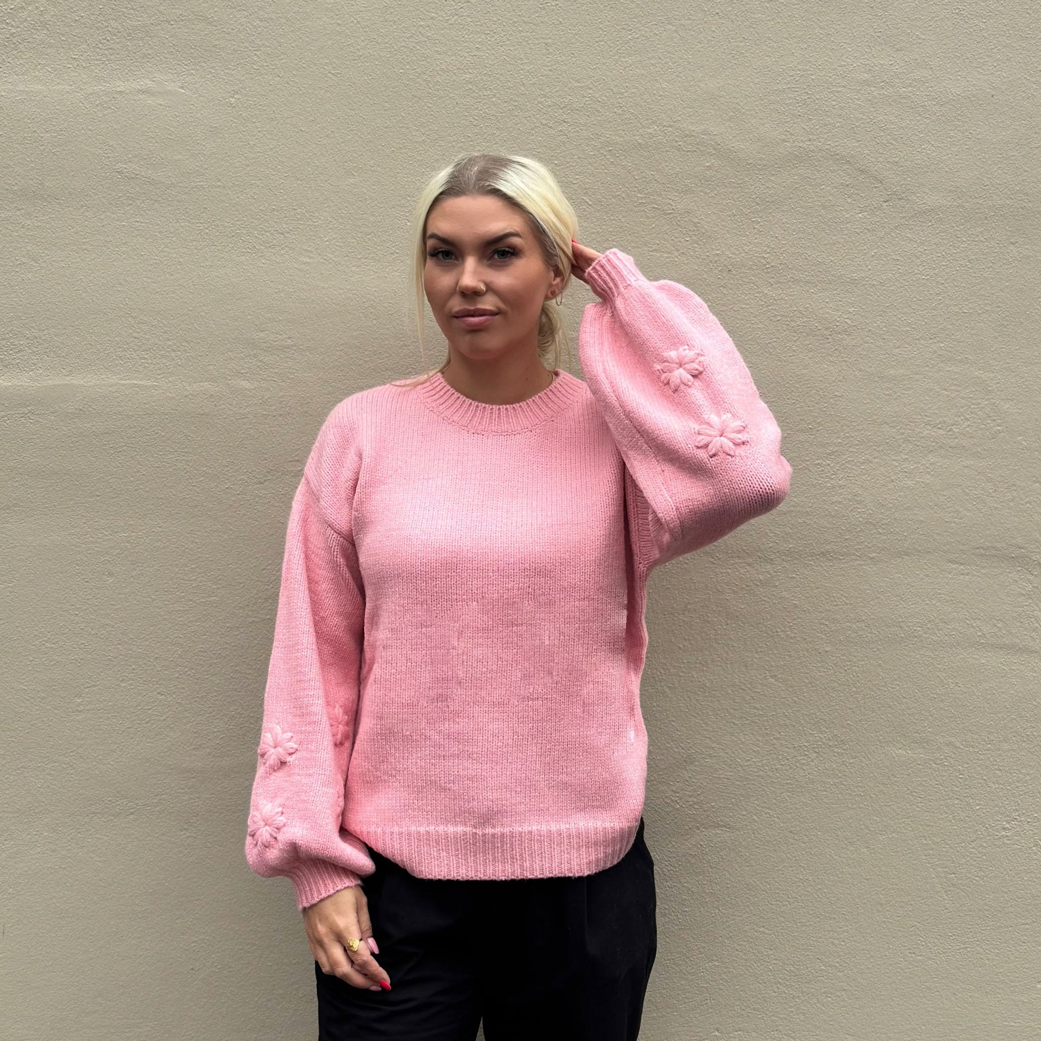 Smuk striktøje i lyserød med de fineste blomster detaljer på ærmerne.