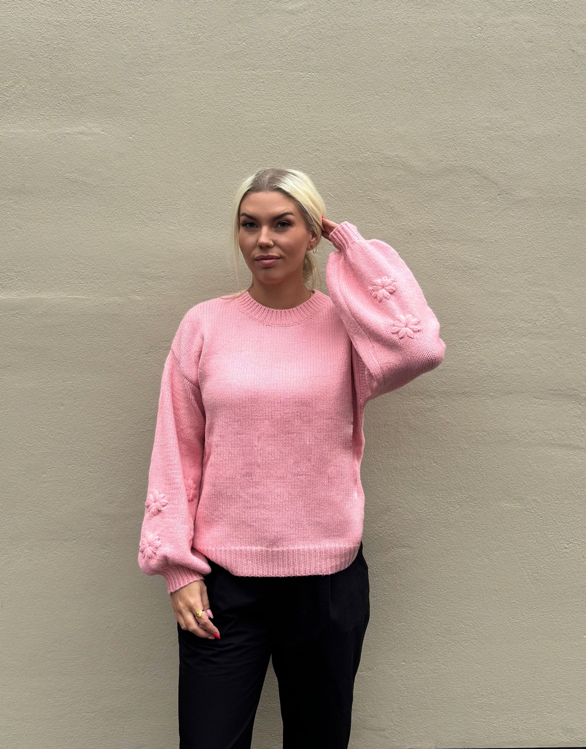 Smuk striktøje i lyserød med de fineste blomster detaljer på ærmerne.