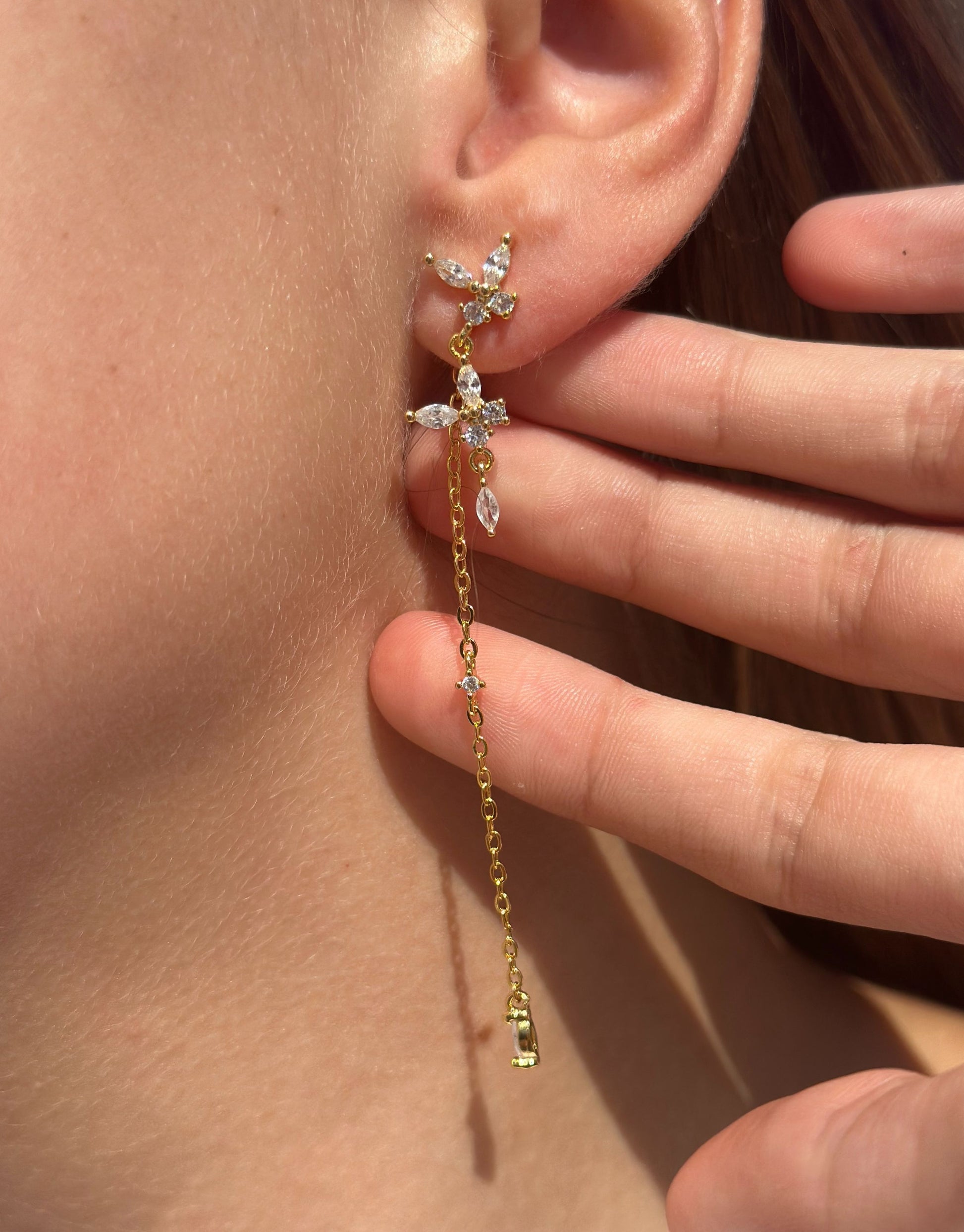 Trendy øreringe i langt design fyldt med zircon sten <3