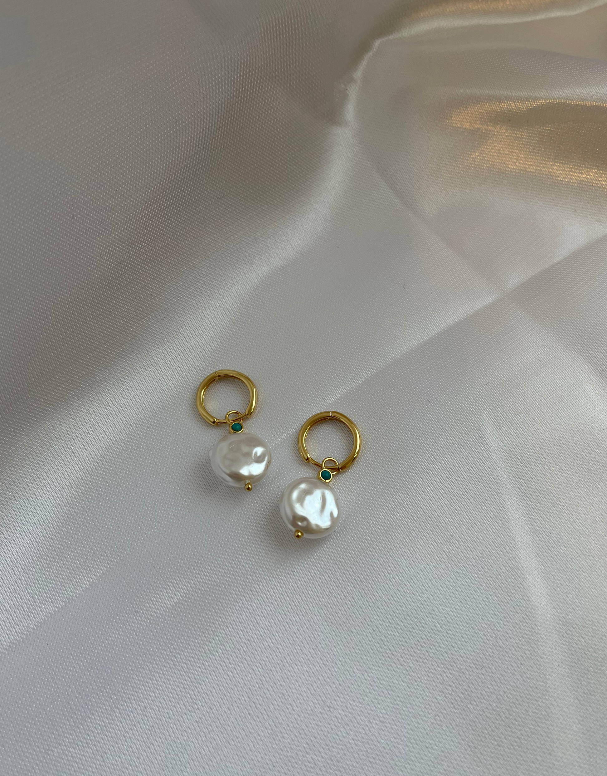 Vigdis øreringe i guld med sten og smuk ferskvandsperle.  Elegante og unikke øreringe.  Disse øreringe er til dig, der elsker perler og at spice dit look up med unikke smykker.   Materiale: S925 sterling sølv, forgyldt med 14 karat. Ferskvandsperler. 100% nikkelfri.