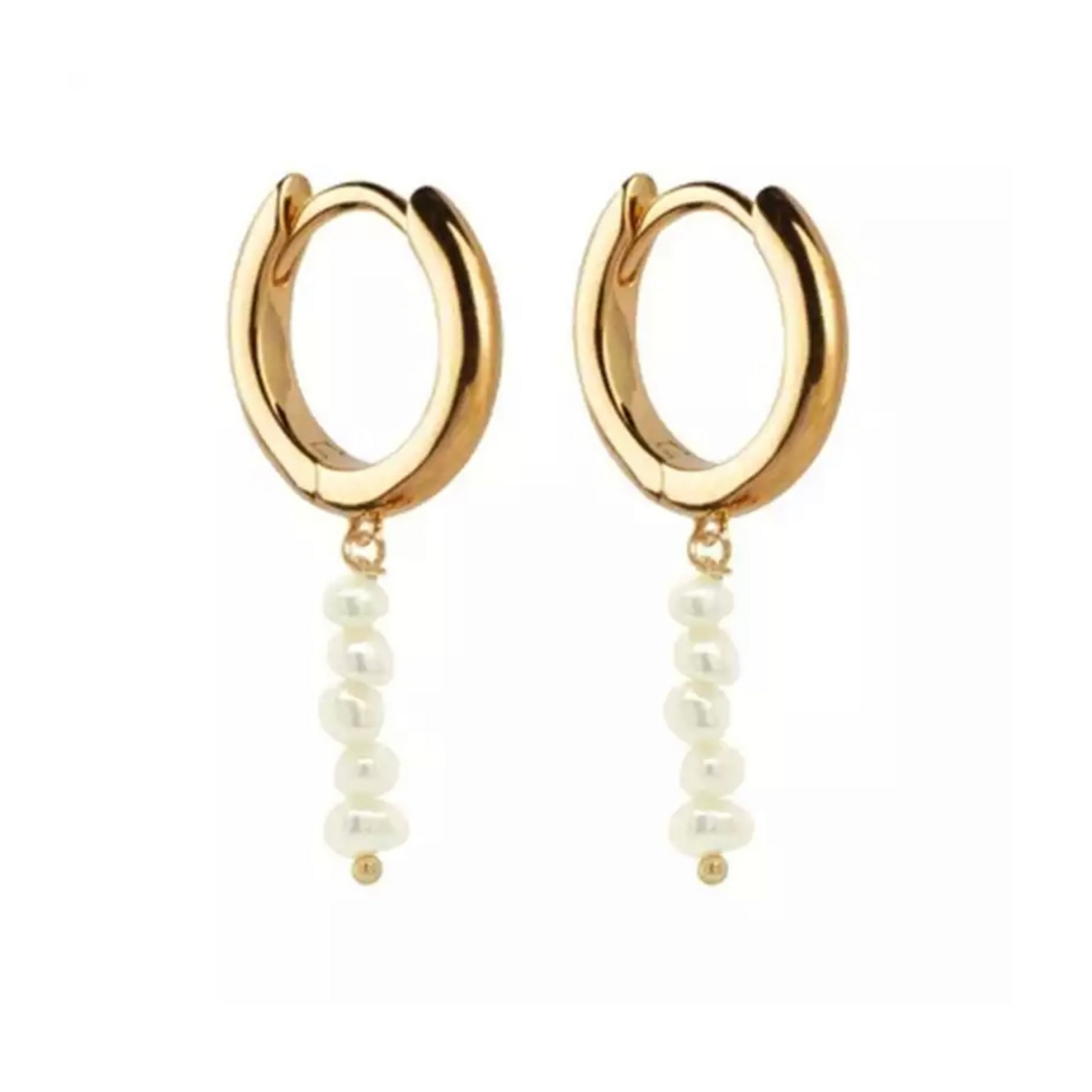 Faye drop øreringe i guld med smukke ferskvandsperler.   Elegante og unikke øreringe.  Disse øreringe er til dig, der elsker, at spice dit look up med unikke smykker.   Materiale: S925 sterling sølv, forgyldt med 14 karat. Ferskvandsperler. 100% nikkelfri. Størrelse: 2,5 cm