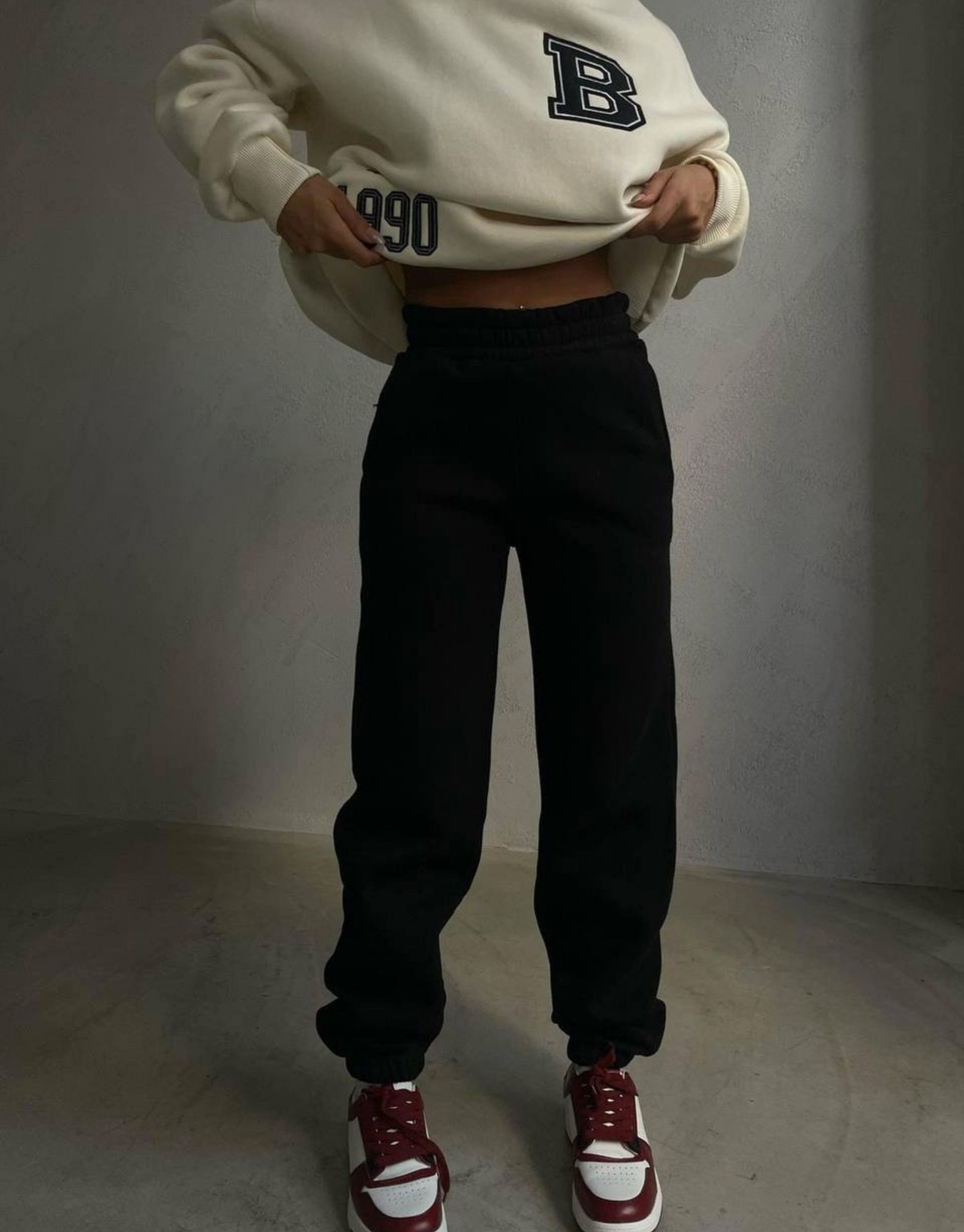 Amalie trackpants.  Tykke og bløde trackpants, i blødt bomuldsmateriale.  Modellen er 163 cm høj og har en størrelse S på  Det anbefales, at gå en størrelse op, da det er lille i str.  100% bomuld God pasform Elastik i livet 