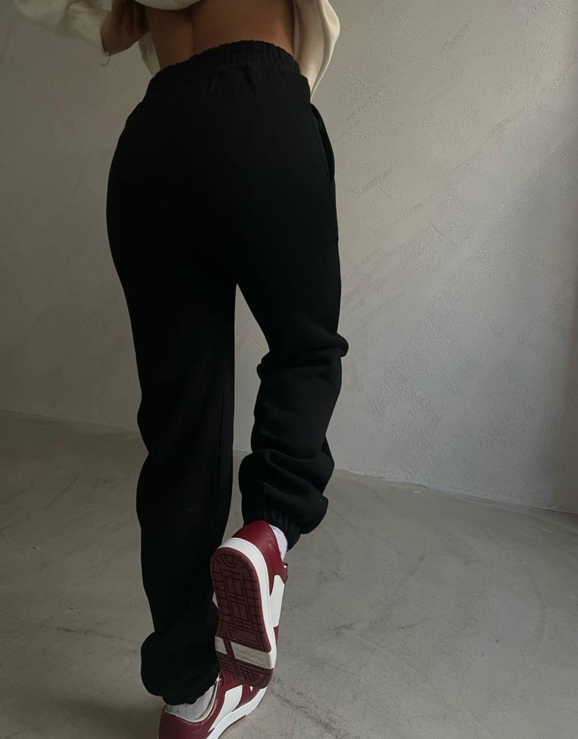 Amalie trackpants.  Tykke og bløde trackpants, i blødt bomuldsmateriale.  Modellen er 163 cm høj og har en størrelse S på  Det anbefales, at gå en størrelse op, da det er lille i str.  100% bomuld God pasform Elastik i livet 