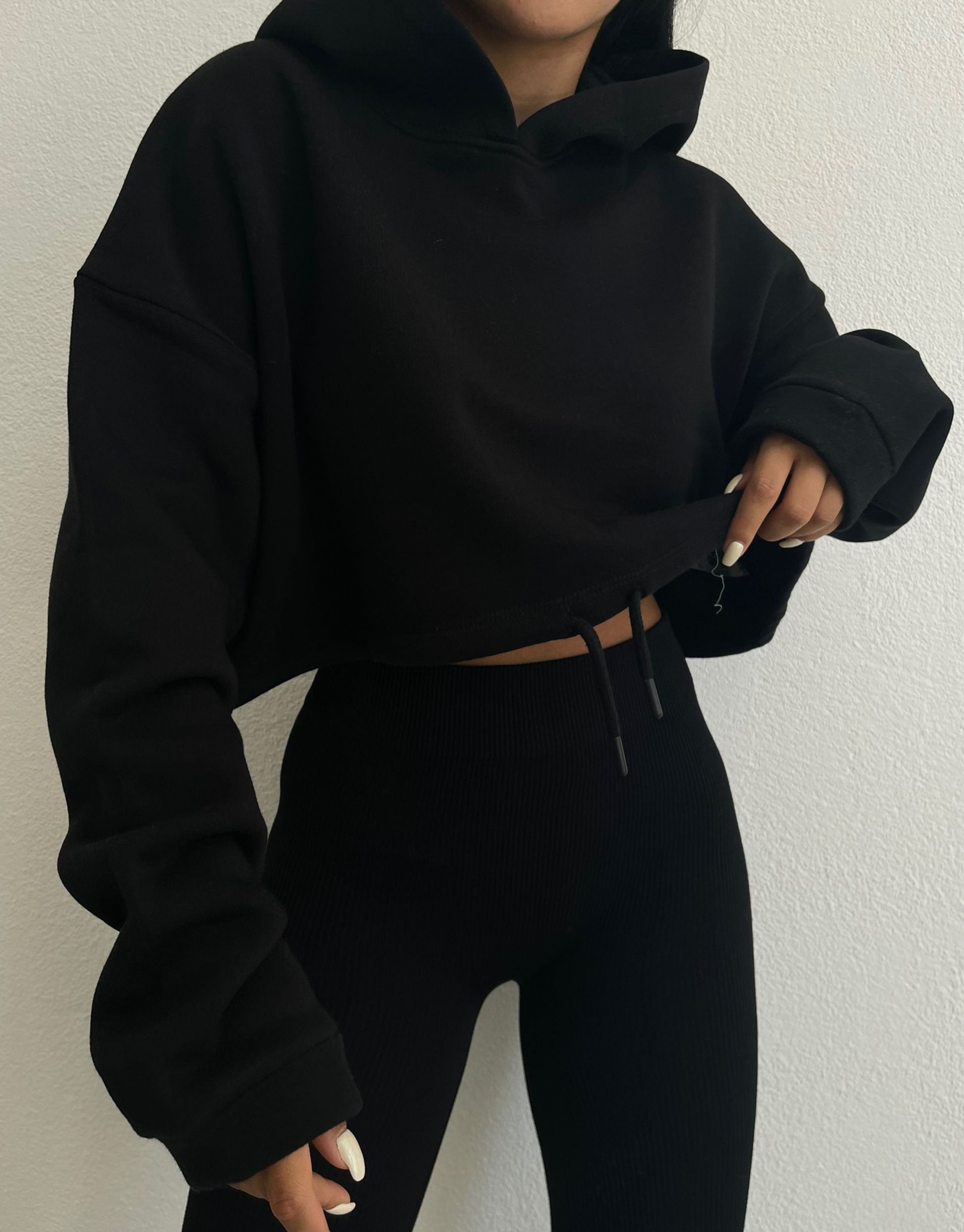 Amalie sweatshirt.  Tyk og blød sweatshirts, i blødt bomuldsmateriale. Trøjen har snørre, så den kan tilpasses kroppen.   Modellen er 154 cm høj og har en størrelse S på Det anbefales, at gå en størrelse op, da det er lille i str.  100% bomuld God pasform Trøjen kan snøres ind