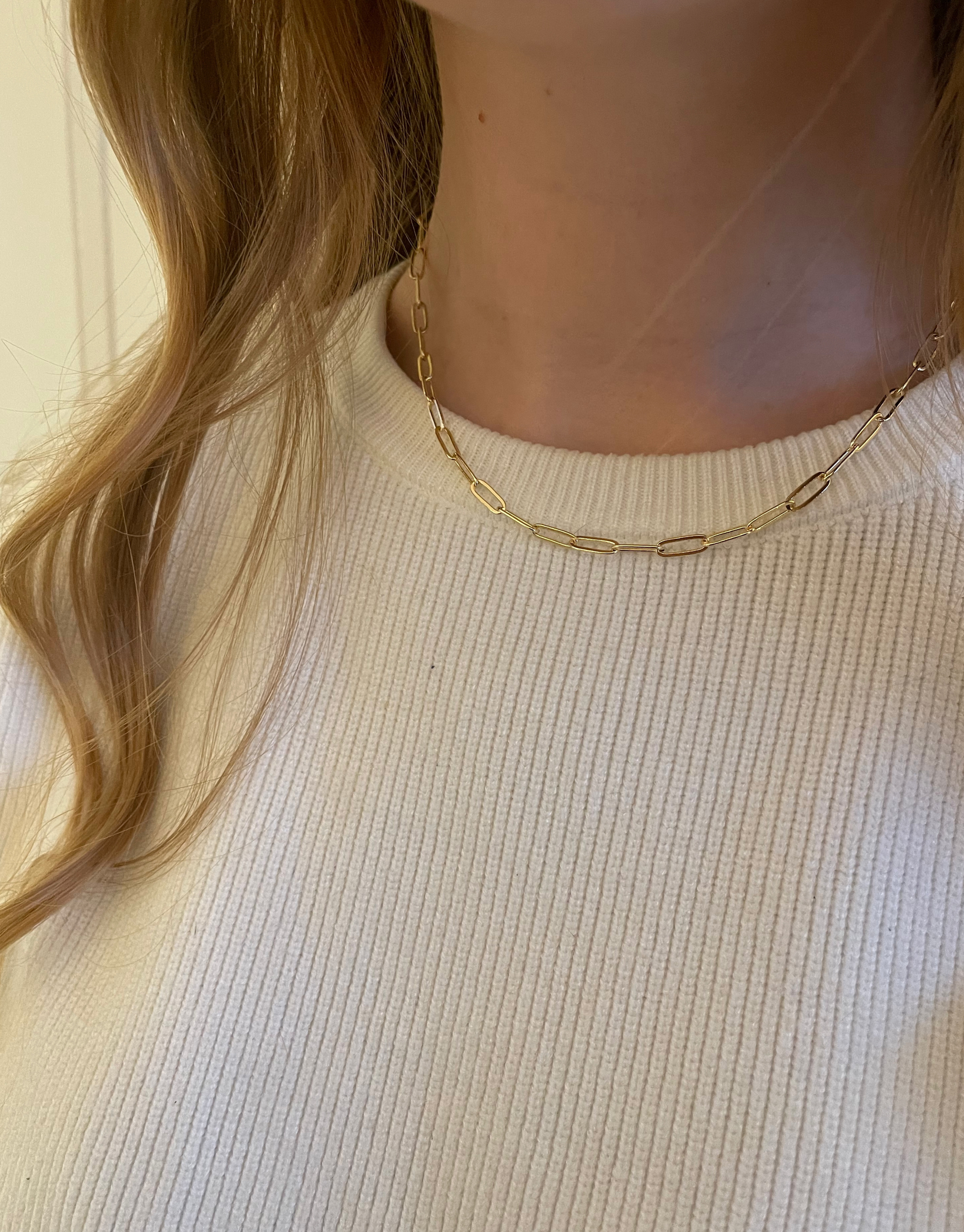 Jackie halskæde i et unikt og råt design.  Denne halskæde er til dig, som elsker, at pifte dit look op med unikke smykker.   Materiale: 50% S925 sterling sølv, 50% rustfri stål, guldbelagt.100% nikkelfri.