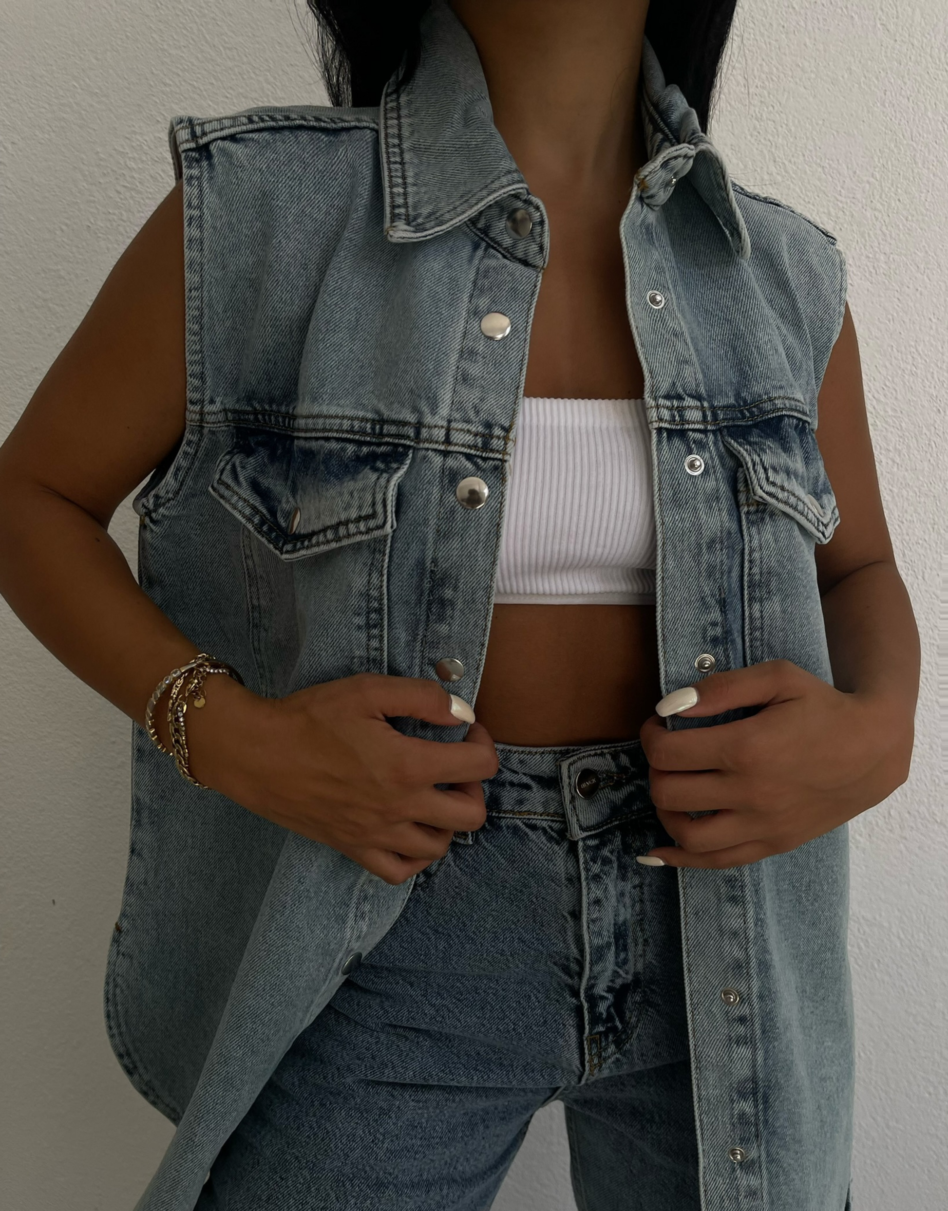 Vores skønne Khloe vest er med klassisk krave, forlommer, knappelukning, et ærmeløst design og et blødt materiale i denim.   Modellen er 161 cm høj og har en størrelse S på.  Materialer: 100% økologisk bomuld.  Plejeanvisninger:  VASKES MED LIGNENDE FARVER VASKES MED VRANGSIDEN UDAD Hængetørring anbefales