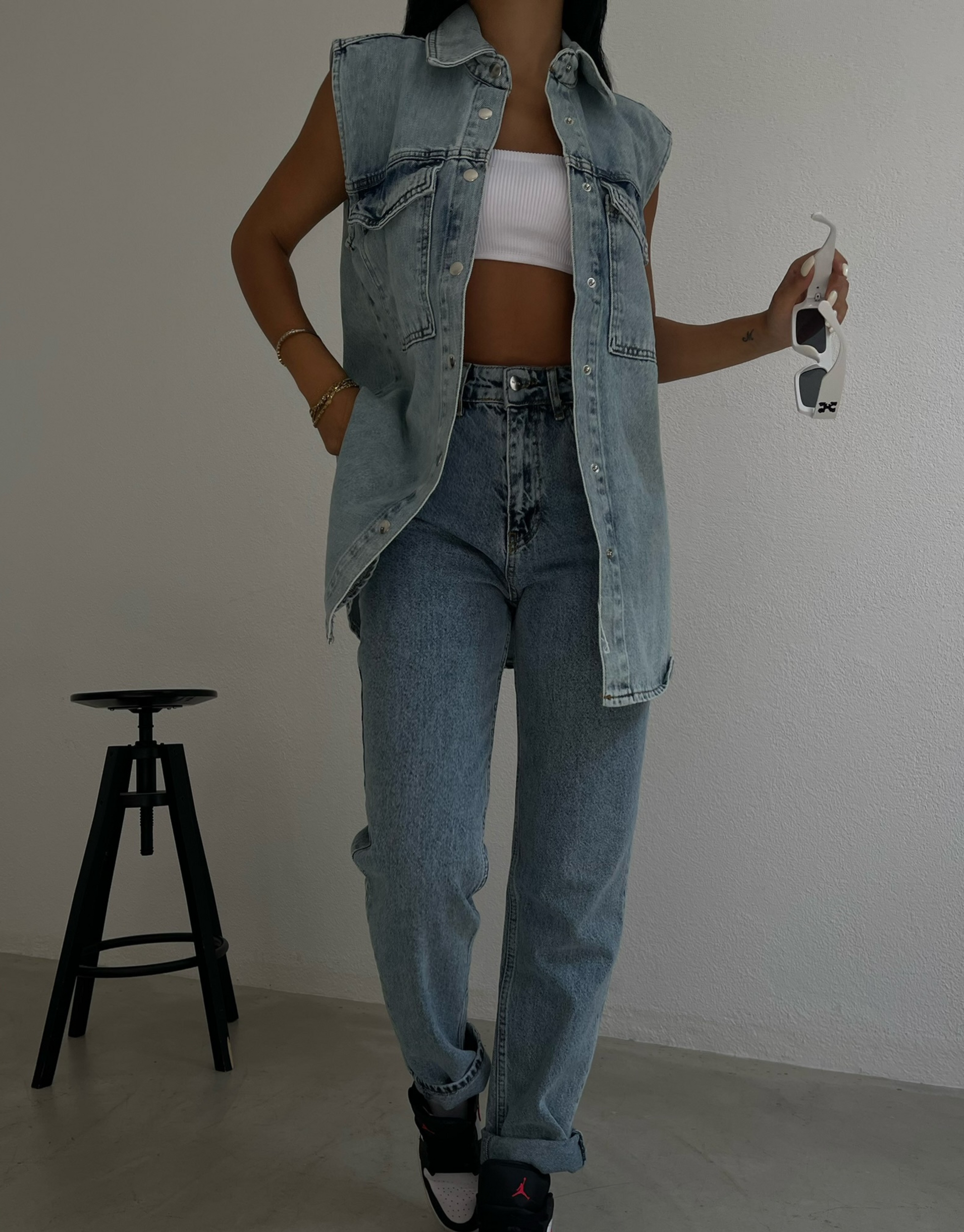 Vores skønne Khloe vest er med klassisk krave, forlommer, knappelukning, et ærmeløst design og et blødt materiale i denim.   Modellen er 161 cm høj og har en størrelse S på.  Materialer: 100% økologisk bomuld.  Plejeanvisninger:  VASKES MED LIGNENDE FARVER VASKES MED VRANGSIDEN UDAD Hængetørring anbefales