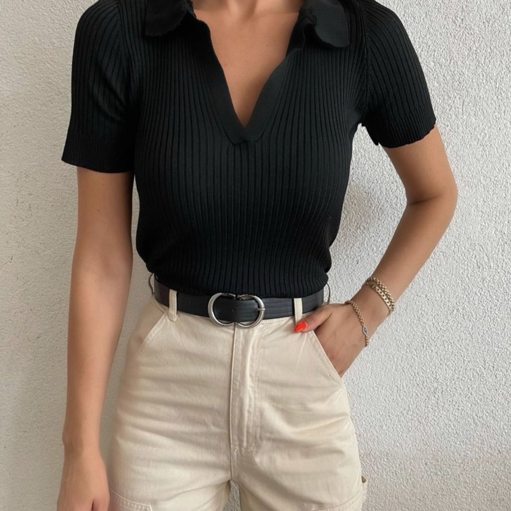 Alva ribbed t-shirt. T-shirt i det blødeste stof med fine ribbed detaljer, v-skæring og krave. Kan bruges til hverdag samt styles op til et festligt look.