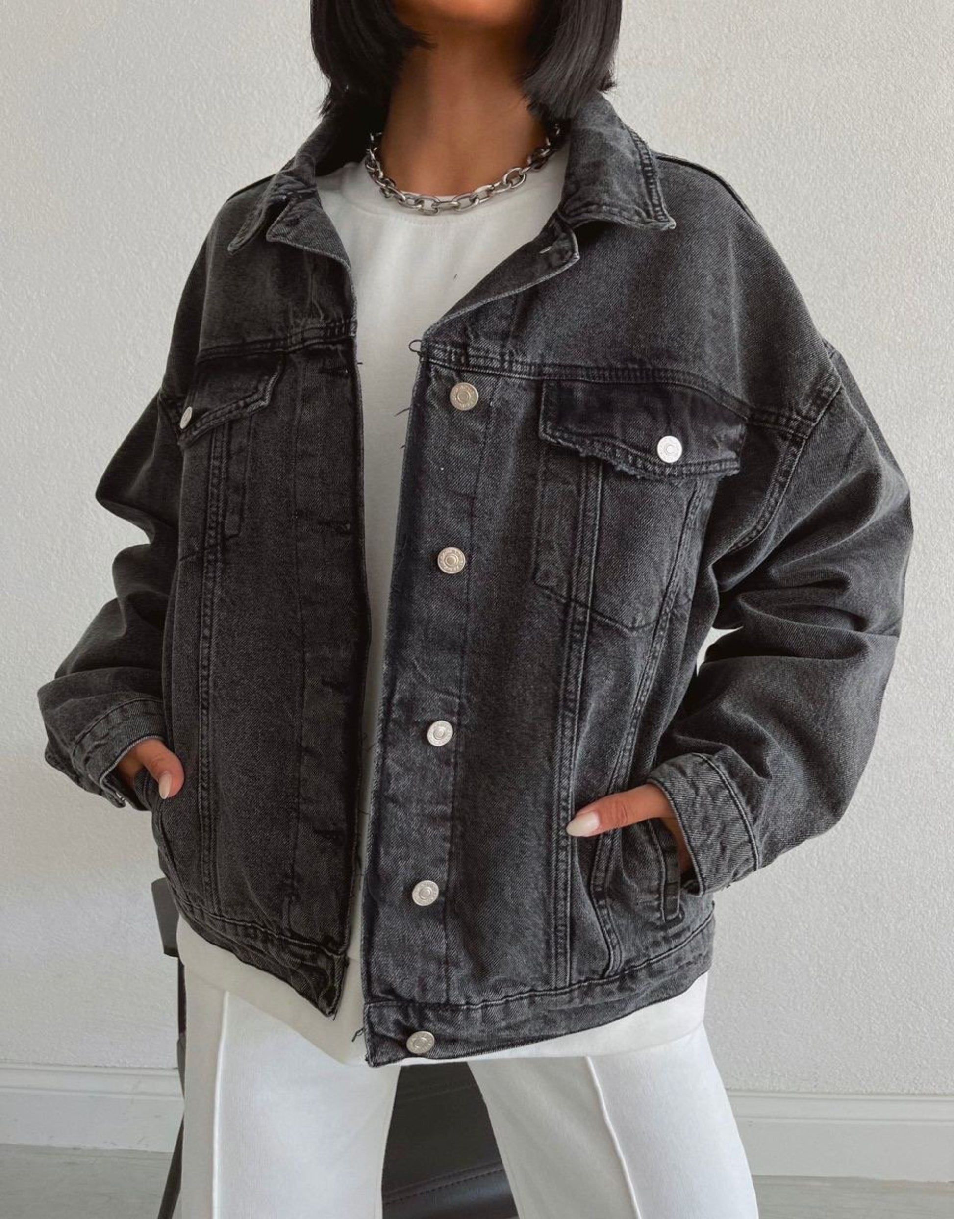 Clara oversized denim jakke.  Oversized cowboy jakke med knapper perfekt til årstiden. Kan let styles med en tyk trøje under, da den er oversized.  Onesize størrelse, kan passes af xs-l