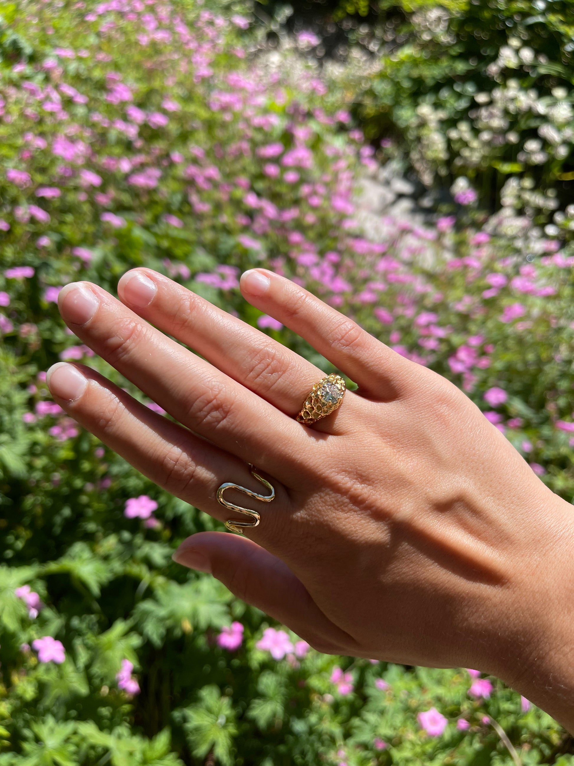 Delphine ring i guld.  Denne smukke ring, er til dig som elsker guld smykker, og at spice dine smykker op med detaljer. Den kan også sammensættes med mange af vores andre ringe, for et mere unikt look.  Materiale: 60% Rustfri stål, 40% S925 sterling sølv, guldbelagt Størrelse: Justerbar