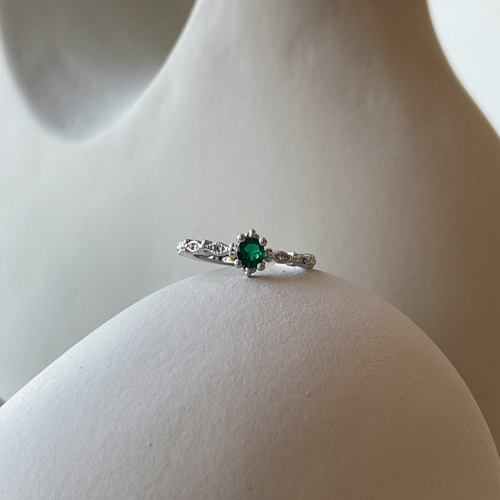 Nova ring i sølv.  Elegant ring med de fineste detaljer samt en flot grøn zircon sten.  Materiale: S925 sterling sølv, zircon Mål: Justerbar, zircon-stenen er 3MM