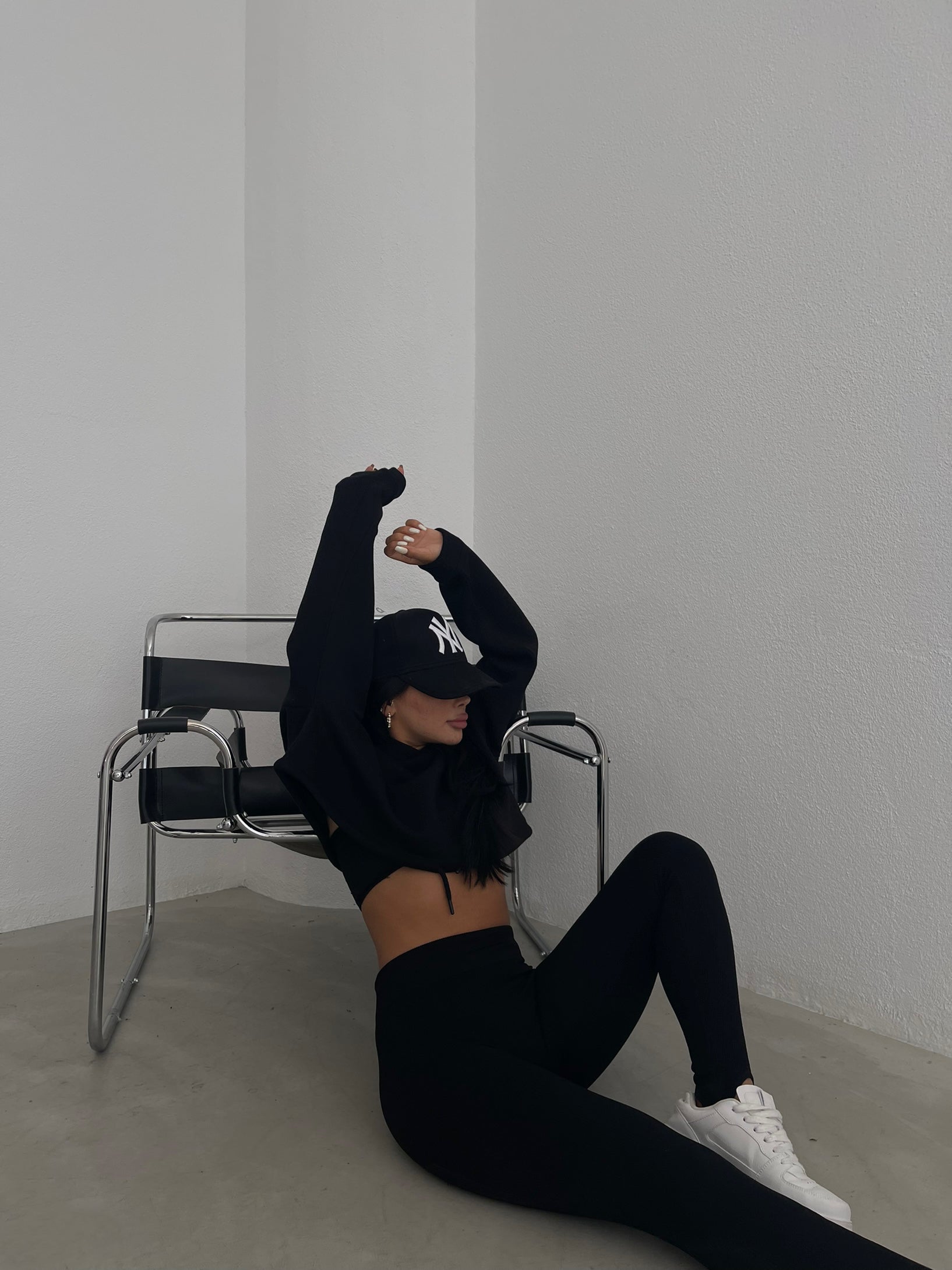 Amalie tracksuit.  Tykt og blødt tracksuit, der passer perfekt til årstiden. Bukserne har elastik i livet og trøjen snøre, så det tilpasser kroppen.   Modellen er 157 cm høj og har en størrelse XS på Det anbefales, at gå en størrelse op, da det er lidt lille i str.  100% bomuld God pasform Trøjen kan snøres ind Elastik i livet   Fås også seperat