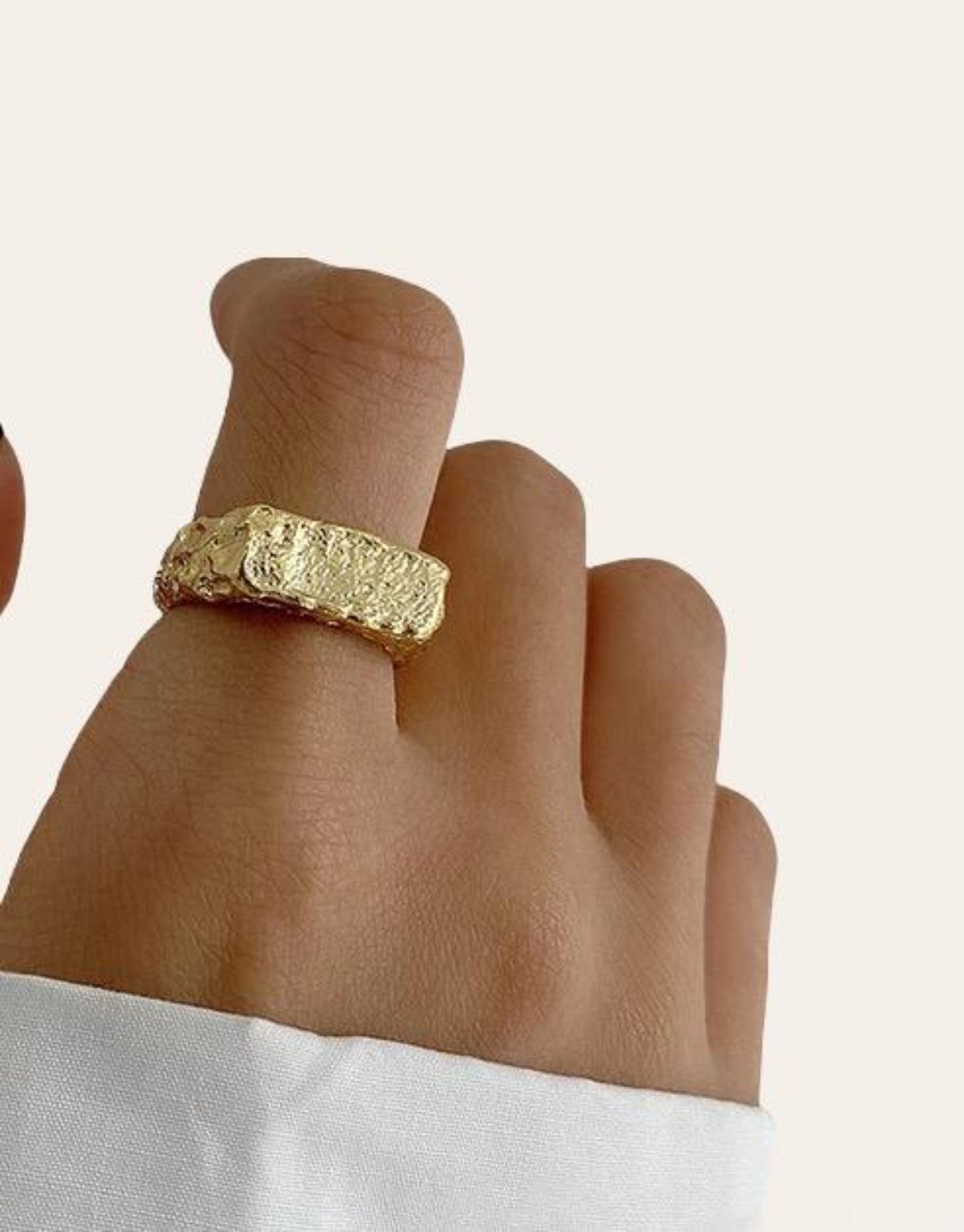 Hailie ring i guld i et unikt og råt design.  Ringen er i S925 sterling sølv og guldbelagt med 14 karat guld. Unikt design, der virkelig pifter ens look op.  Materiale: S925 sterling sølv, 14 karat guldbelagt Mål: Justerbar